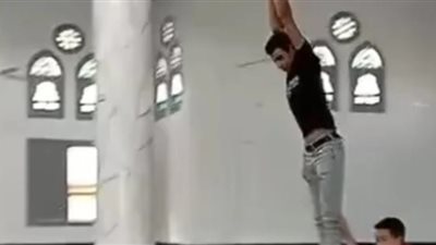 فيديو شاب يسب الدين داخل المسجد يشعل الغضب.. والأوقاف تتدخل