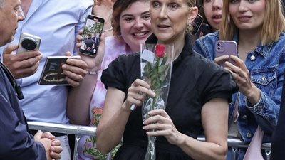 بالورود.. استقبال حافل من الجمهور لسيلين ديون استعداداً لاحياء حفل أولمبياد باريس 2024  