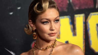 جيجي حديد تحبس الأنفاس بالأصفر الزاهي في العرض الأول لفيلم Deadpool 