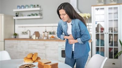 4 أطعمة مفيدة لتخفيف الإمساك بشكل طبيعي وتحسين أداء أمعائك 