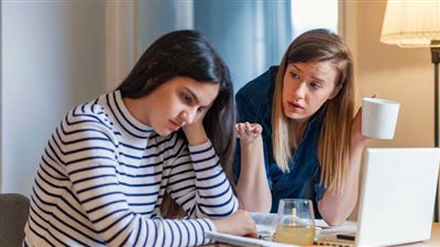 كيف أساعد ابنتي المراهقة على تخطي طلاقي من والدها ؟ 