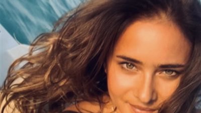نيللي كريم تخطف الأنظار بإطلالة صيفية من أمام البحر (صور) 