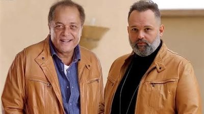 أصدقاء محمد محمود عبد العزيز يفاجئونه بعيد ميلاده في موقع التصوير (فيديو) 