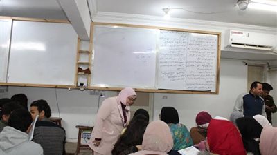 نظام الثانوية الجديد يثير الجدل.. والمدرسون يودِّعون الطلاب بالمانجو والدموع