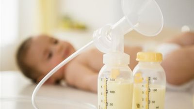 للتوفيق بين الرضاعة والعمل.. طريقة سهلة لحفظ حليب الأم في الثلاجة