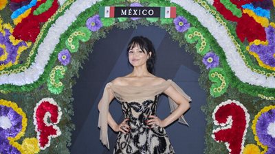 جينا أورتيجا تستعرض ماركة مجوهرات عربية في فيلمها الجديد (صور)