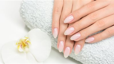 وصفات طبيعية لترطيب الأظافر في الصيف