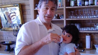 روبرت دي نيرو يحتفل بعيد ميلاده بطريقة مجنونة وابنته تمازحه (صور)