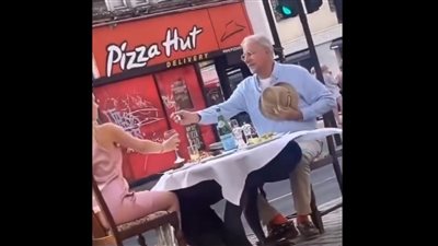 واقعة استخدام رجل أفريقي كطاولة غداء تثير الجدل.. ونشطاء: فين حقوق الإنسان 