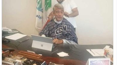 انتشار صورة لوزير لبناني يحلق شعره على مكتبه في الوزارة