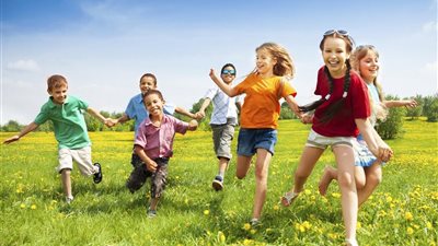 كيف تحقيق أفضل نمو نفسي وجسدي لطفلك؟.. «الصحة» تقدم بعض الإرشادات