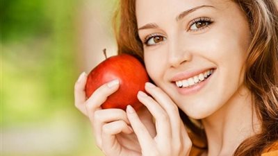 تفسير رؤية التفاح الأحمر في المنام للعزباء والمتزوجة