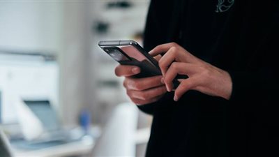 ما حكم تجسس الرجل على هاتف خطيبته؟.. «الإفتاء تُجيب»