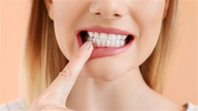 «لو بتعاني من اللثة الحساسة».. إليك أهم الأسباب التى تؤدي إلى زيادة الآلام 