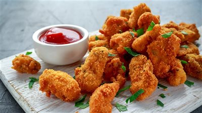 طريقة عمل ناجتس الدجاج في مطبخك