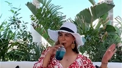 ملك قورة تخطف أنظار متابعيها بفستان صيفي والجمهور يشيد بأناقتها (صور)