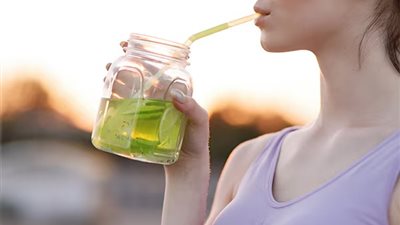  5 مشروبات تجعل بشرتك متوهجة وخالية من حب الشباب