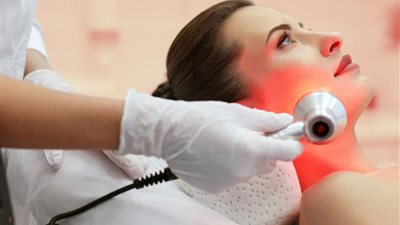 فوائد تقنية الضوء الأحمر لبشرة خالية من التجاعيد