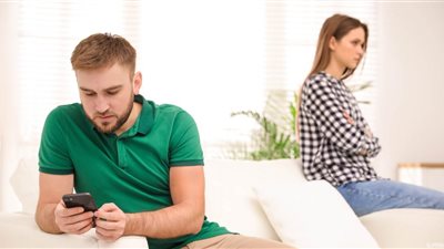 مشكلة زوجية | ماذا تفعل الزوجة مع زوجها الذي يخفي هاتفه عنها؟