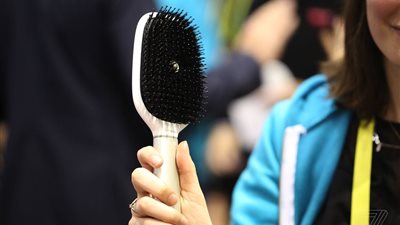 دون صالونات تجميل.. الفرشاة الذكية جهاز جديد لمراقبة صحة الشعر 