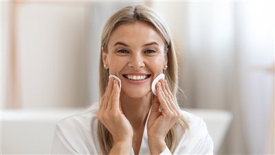 فوائد التنظيف المزدوج للبشرة وطريقة تطبيقه