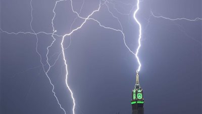 صوت الرعد يصدح في سماء مكة المكرمة وحالة من الذعر تصيب المواطنين 