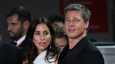 الانتقادات تلاحق براد بيت في مهرجان البندقية بسبب فارق العمر بينه وبين حبيبته 