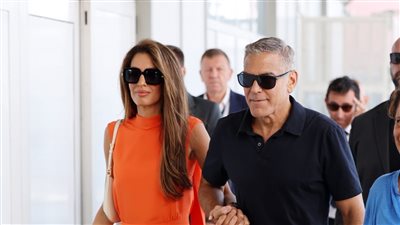 أمل كلوني تعيد موضة الجمبسوت إلى الأذهان مرة أخرى في مهرجان البندقية 2024 (صور)