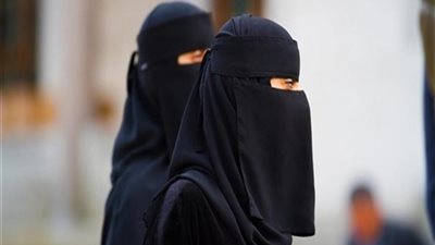 ما حكم خلع النقاب لأسباب تتعلق بالعمل؟.. «الإفتاء تُجيب»