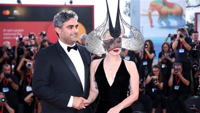 ليدي جاجا تسحر القلوب في مهرجان البندقية بفستان وغطاء رأس ديور بعرض Joker 