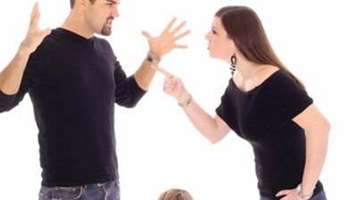 زوج يشكو: زوجتي حولت حياتي إلى جحيم بسبب التسوق.. ماذا أفعل؟