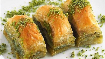  طريقة عمل البقلاوة بحشوة الفستق