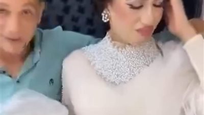 العروس الباكية تشعل منصات التواصل.. والنشطاء: مغصوبة على الجواز (صور) 