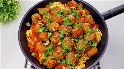 طريقة عمل مكرونة بالصلصة وكرات اللحم في دقائق معدودة 