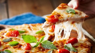 تفسير حلم أكل البيتزا في المنام للعزباء والمتزوجة