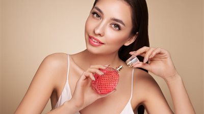 عطور صيفية غنية بالفراولة لإطلالة منعشة |صور