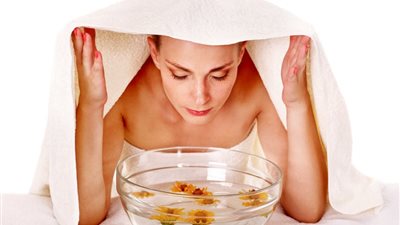 لبشرة متوهجة.. أبرز 4 فوائد لعمل البخار للوجه