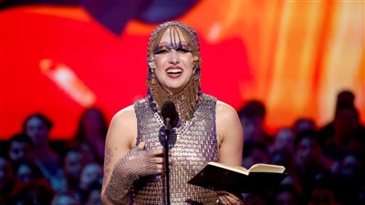 مغنية أمريكية تثير الجدل في حفل جوائز MTV من خلال إطلالة غريبة.. من هي؟