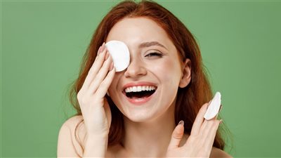 وصفات طبيعية فعالة لإزالة مكياج العيون بسهولة في المنزل