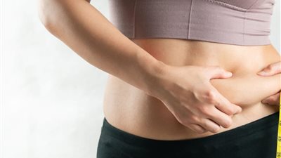 6 أسباب وراء تراكم الدهون وظهور الكرش لدى السيدات بعد سن الخمسين 