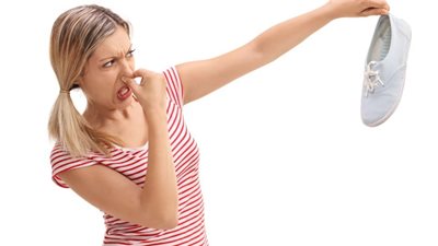 وصفات طبيعية فعالة للتخلص من رائحة الأحذية الكريهة بدون عناء 