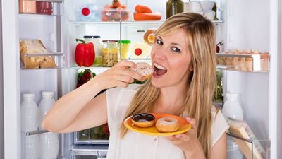 تفسير حلم أكل الحلوى في المنام للعزباء والمتزوجة