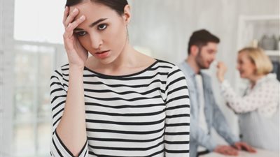 امرأة تشكو: «زوجي ضعيف الشخصية أمام أهله».. ماذا أفعل ؟