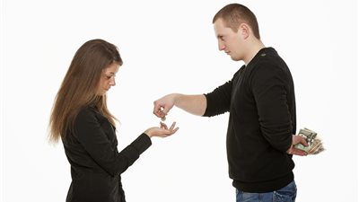 «البخيل وأنا».. سيدة ترفع قضية خلع ضد زوجها في محكمة الأسرة 