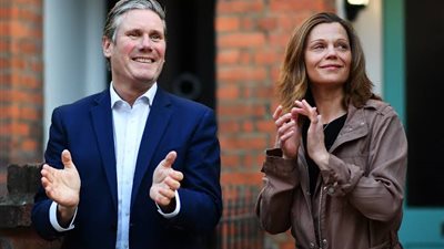 «حاميها حراميها».. ملابس زوجة رئيس وزراء بريطانيا تورطه أمام البرلمان 