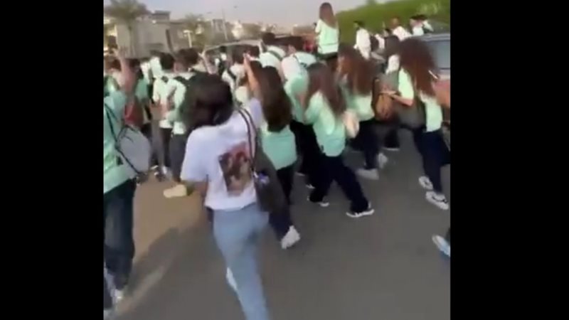زفة بلدي أمام المدارس