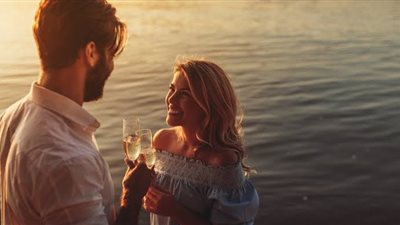 4 علامات تدل على أن خطيبك يقع في غرامك بشكل لطيف 