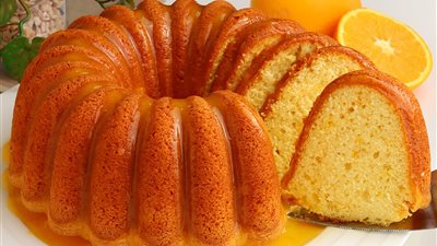 يعشقها الكبار قبل الصغار.. تعلمي طريقة عمل كيك البرتقال بصوص الكراميل 