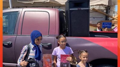بالصور.. فرق مبادرة «بداية» تجوب المحافظات لتوزيع مستلزمات المدارس على الطلاب