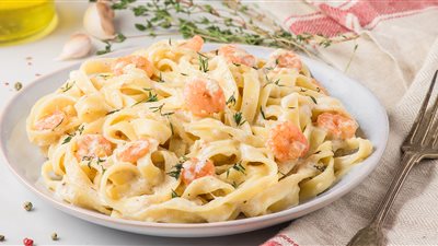 طريقة عمل المكرونة بالجمبري والصوص الأبيض